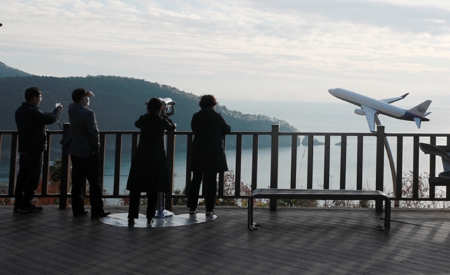 가덕도동 대항항 전망대 찾은 시민들-국제신문